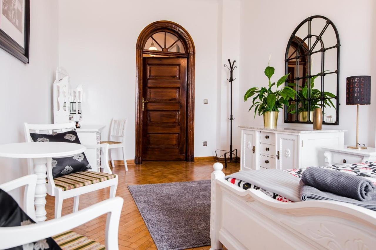 Halby Luxury Rooms Chmielna 73B Warschau Exterior foto